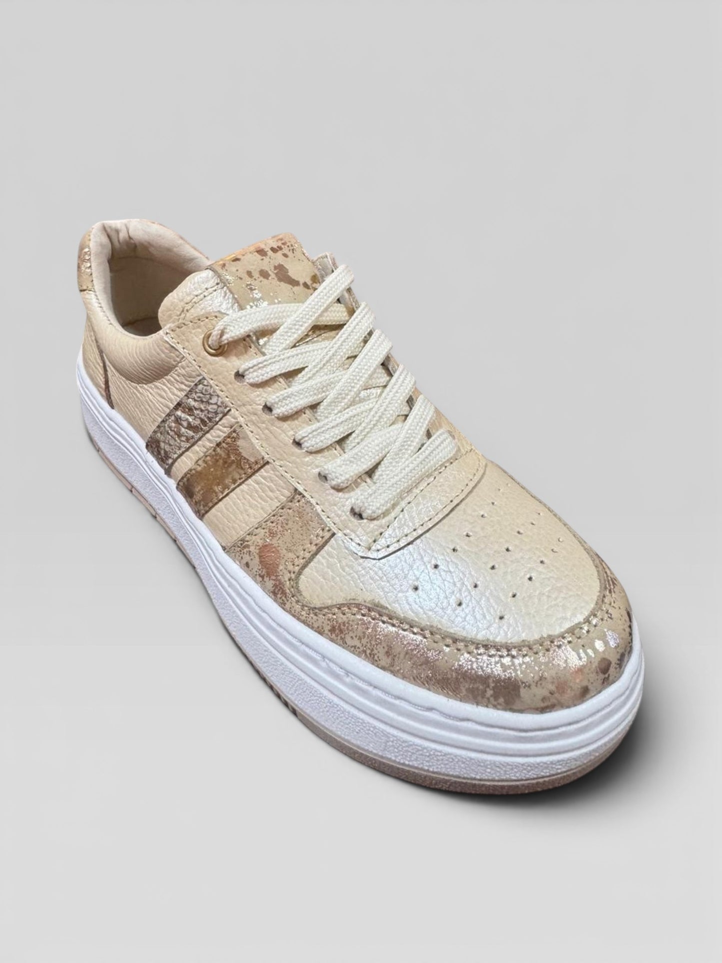 Tenis de cuero champaña gavani shoes co con acabado metalizado, suela blanca resistente y diseño urbano elegante.