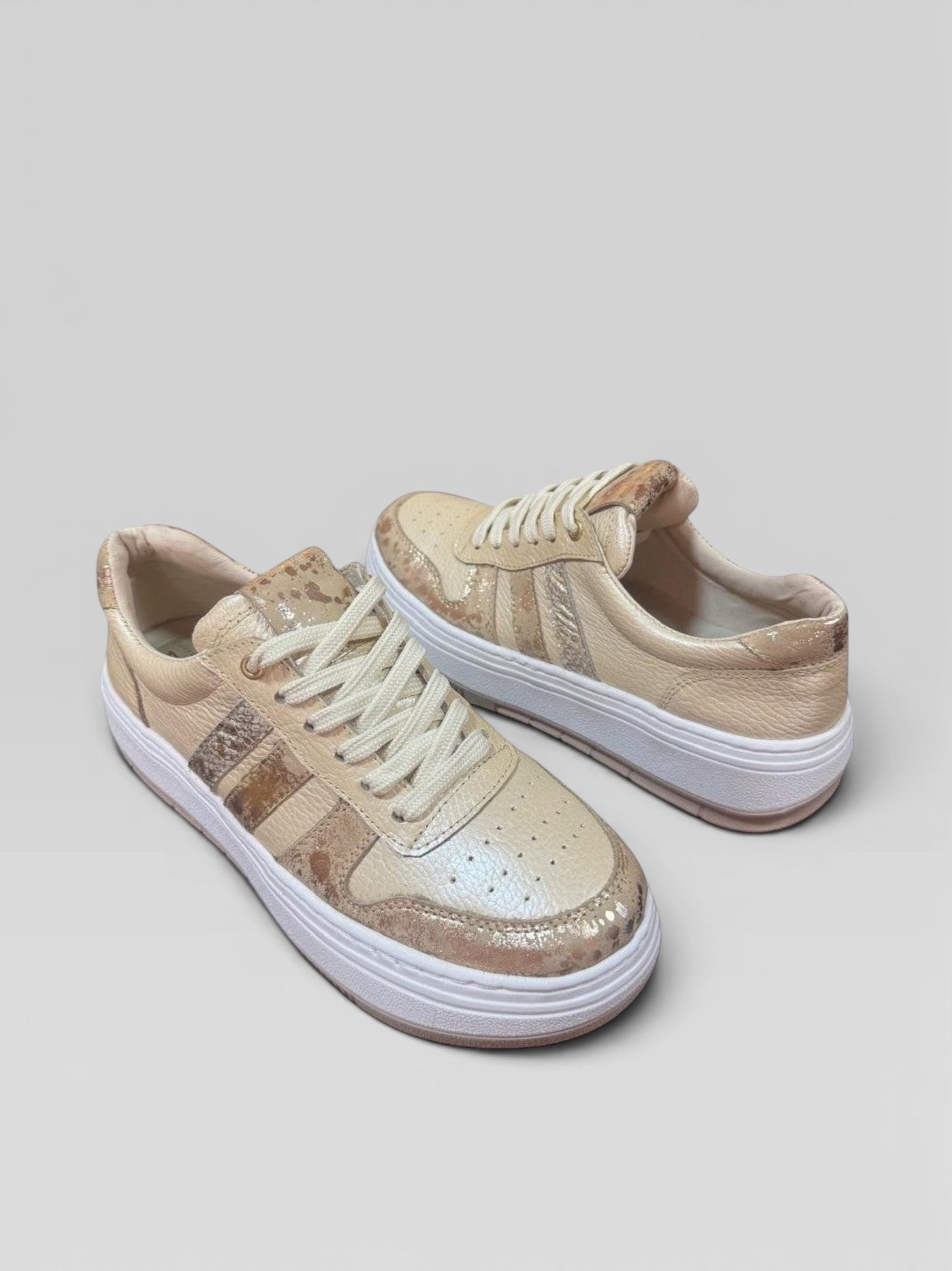 Tenis gavani shoes co para dama en cuero champaña con acabado premium, suela resistente y diseño urbano moderno.