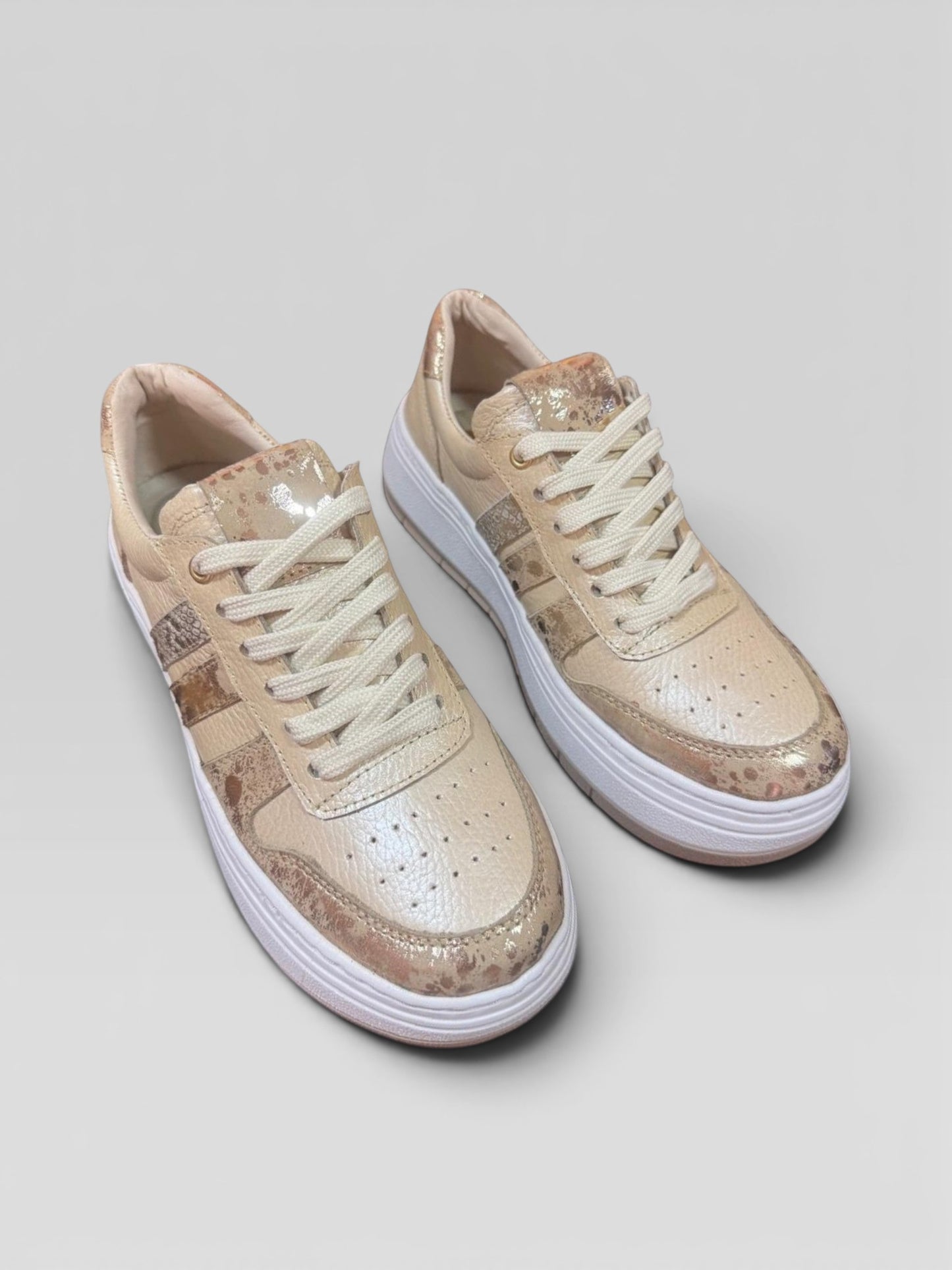 Tenis gavani shoes co para dama en cuero champaña con suela blanca, diseño moderno y acabado premium.