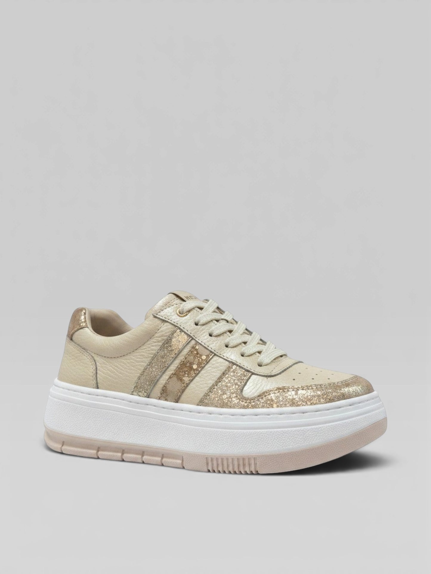 Tenis gavani shoes co para dama en cuero champaña con suela plataforma, detalles brillantes y diseño urbano moderno.