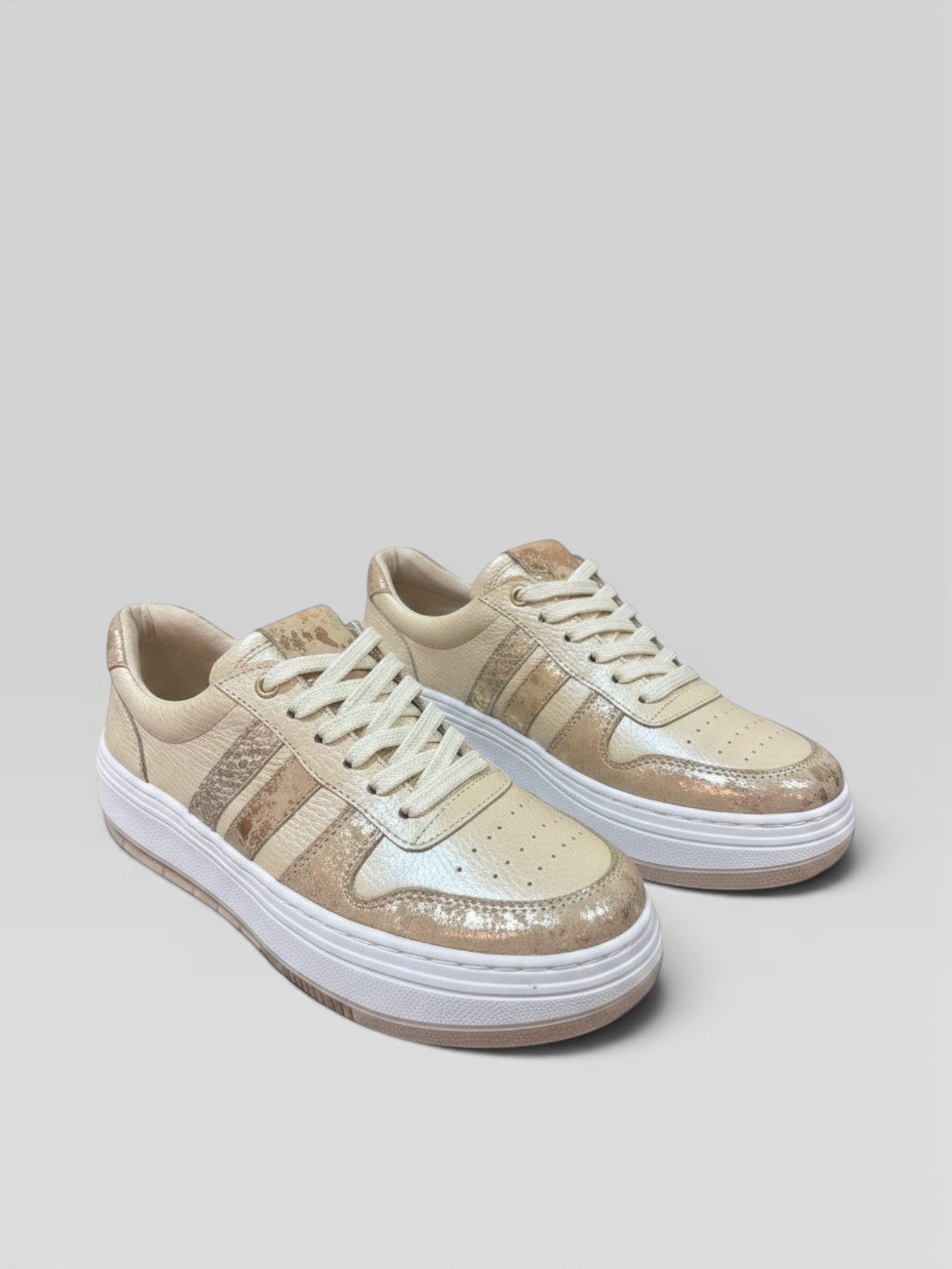 Tenis gavani shoes co para dama en cuero champaña con suela blanca, diseño moderno y acabado premium.