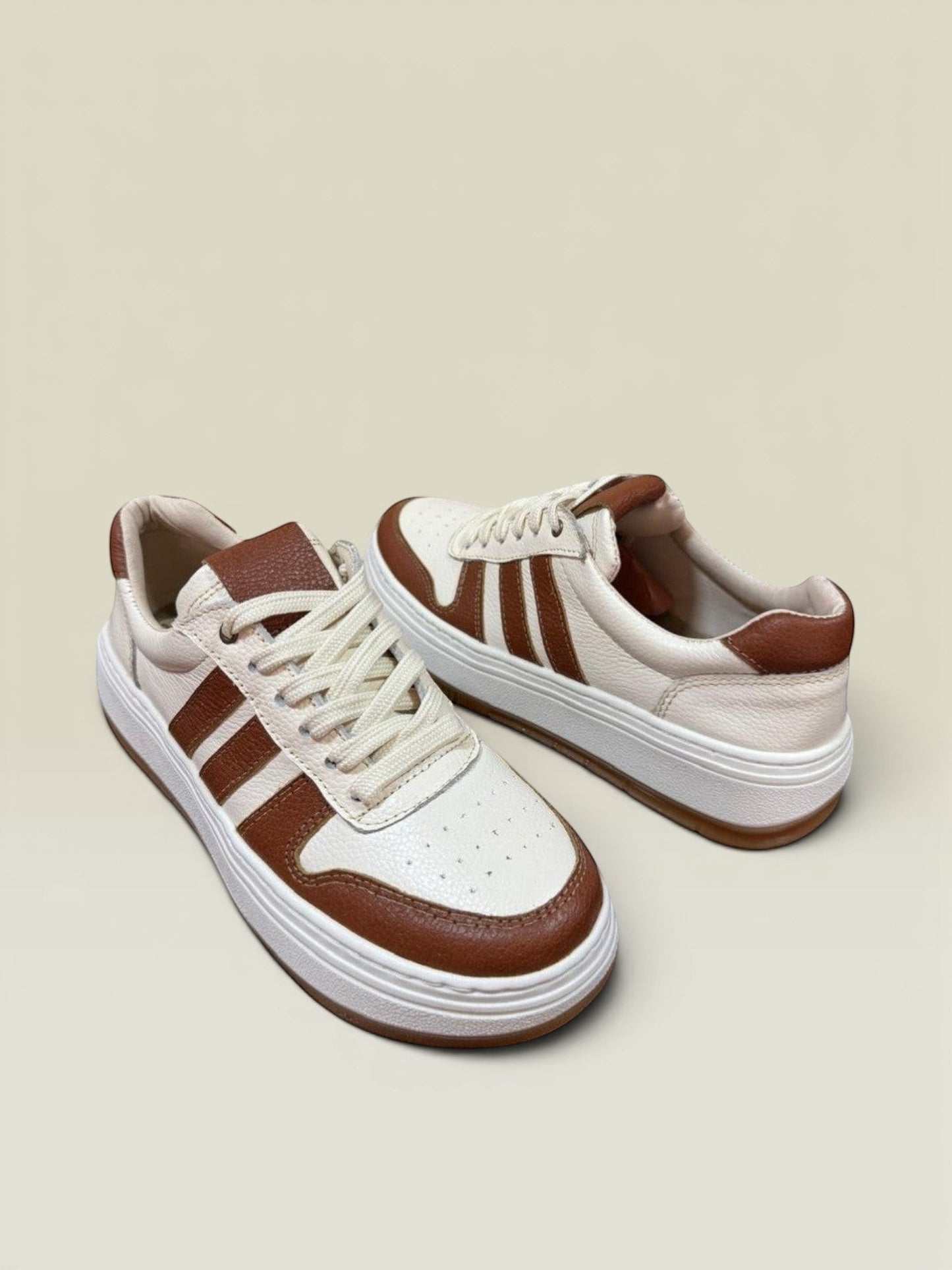 Tenis gavani shoes co de cuero talco y miel con suela cosida, diseño urbano moderno y plantilla ergonómica.