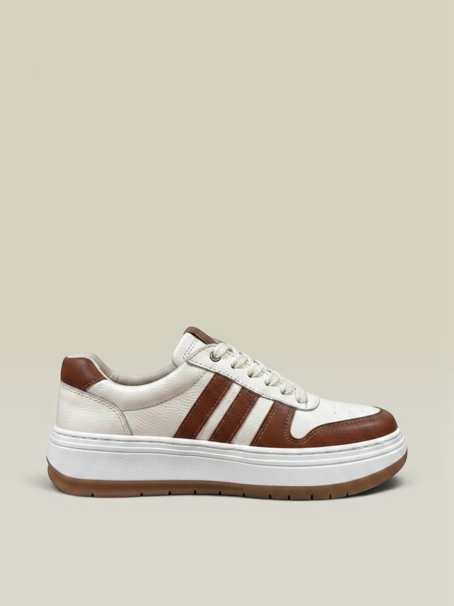 Tenis gavani shoes co de cuero talco y miel con suela cosida, diseño urbano minimalista y plantilla ergonómica.