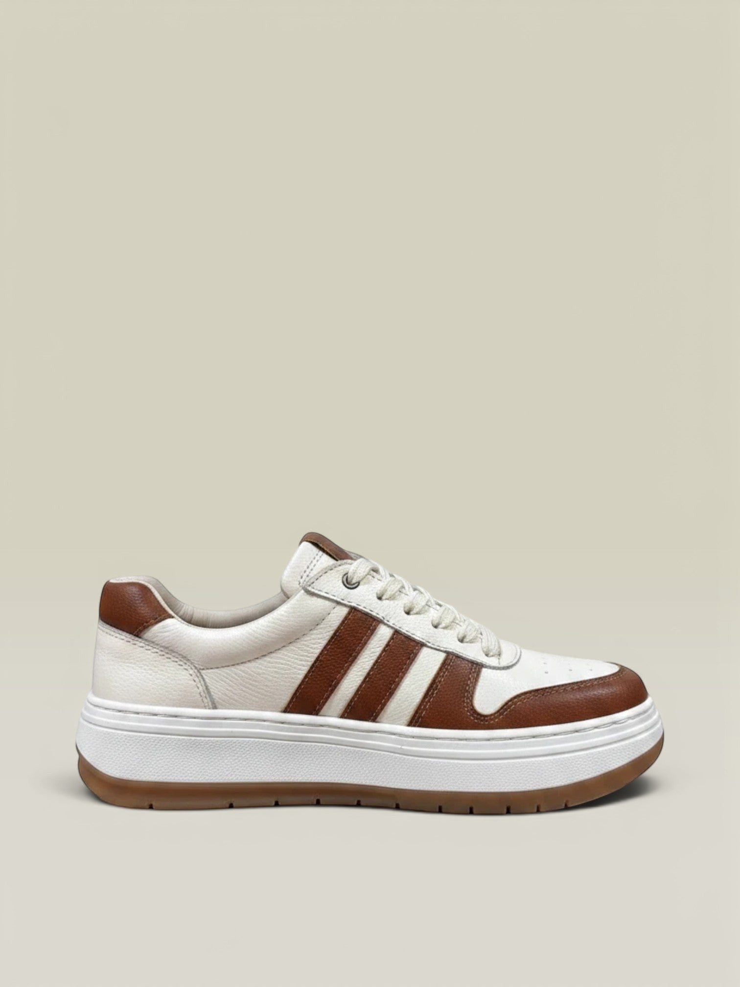 Tenis gavani shoes co de cuero talco y miel con suela cosida, diseño urbano minimalista y plantilla ergonómica.