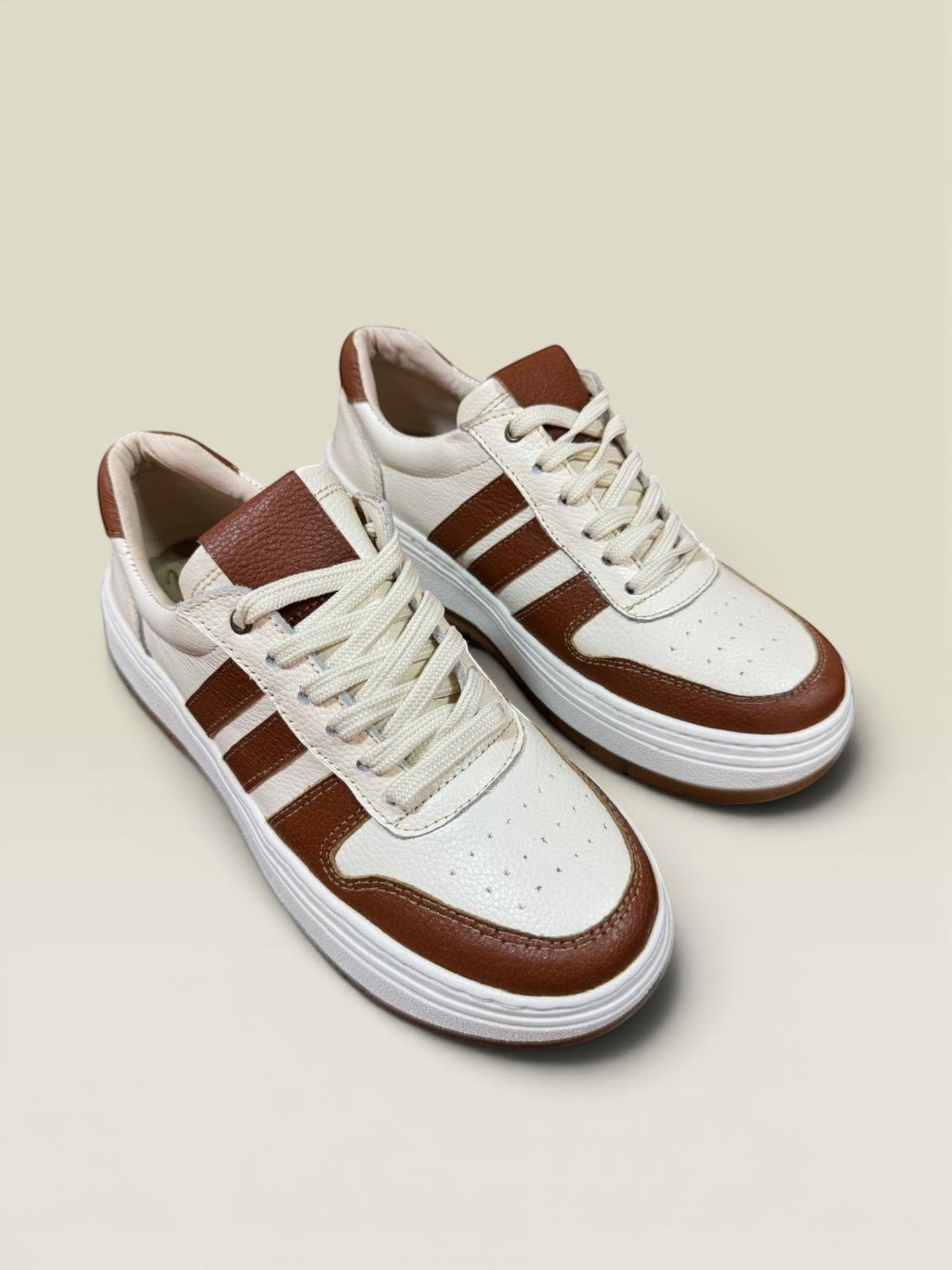 Tenis gavani shoes co de cuero talco y miel con suela cosida, diseño urbano minimalista y plantilla ergonómica.